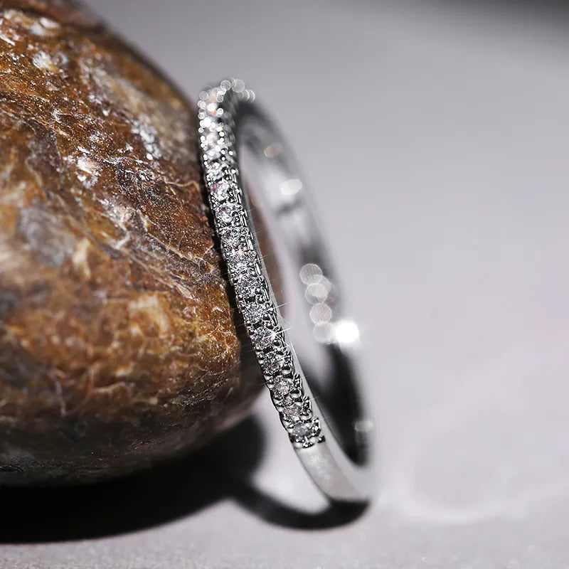 Lucentezza senza tempo – Anello minimalista dal significato eterno