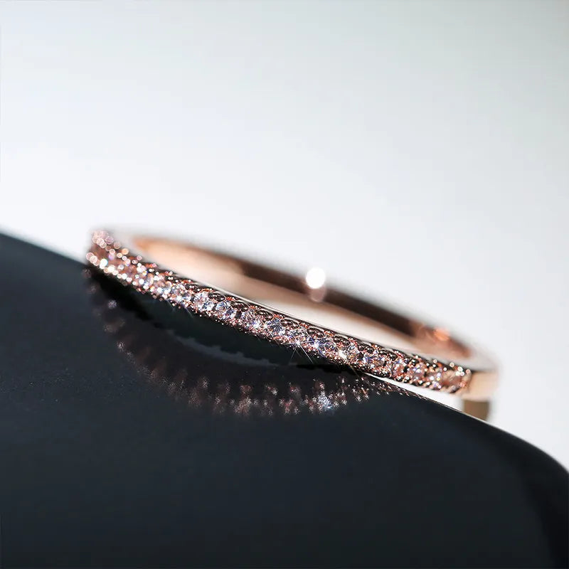 Lucentezza senza tempo – Anello minimalista dal significato eterno