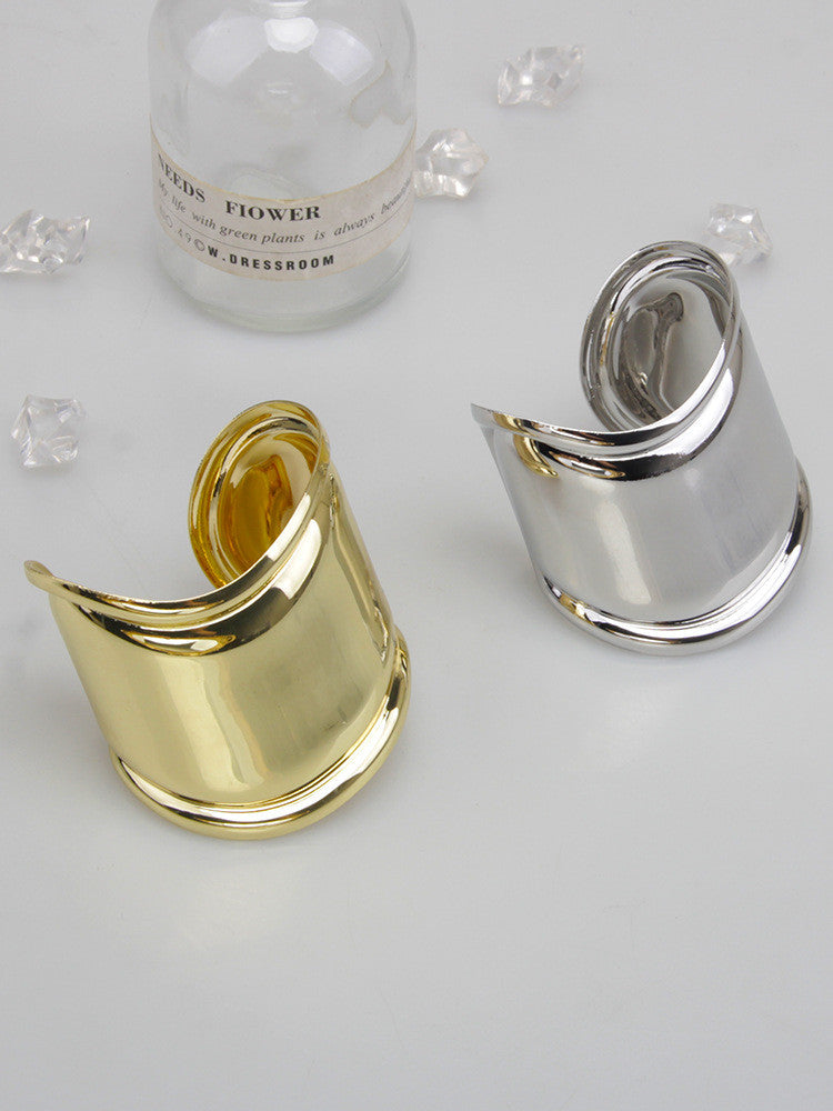 Exaggerated Bracelet – Bold Wave in Stylish Asymmetry