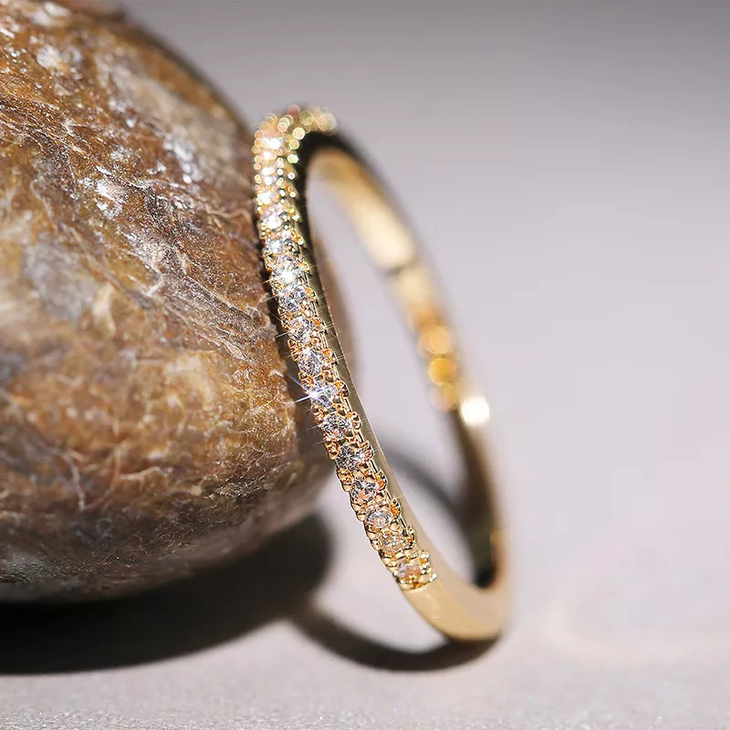 Lucentezza senza tempo – Anello minimalista dal significato eterno