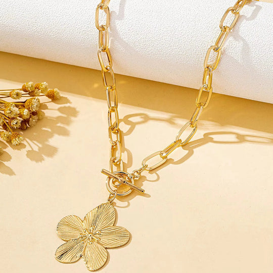Ketting met Blauweregen Bloemhanger – Statement, Mat Goudkleurig