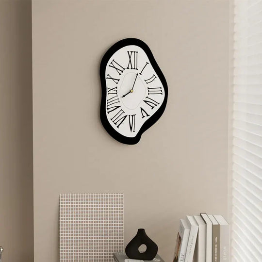 Orologio da parete surrealista con numeri romani