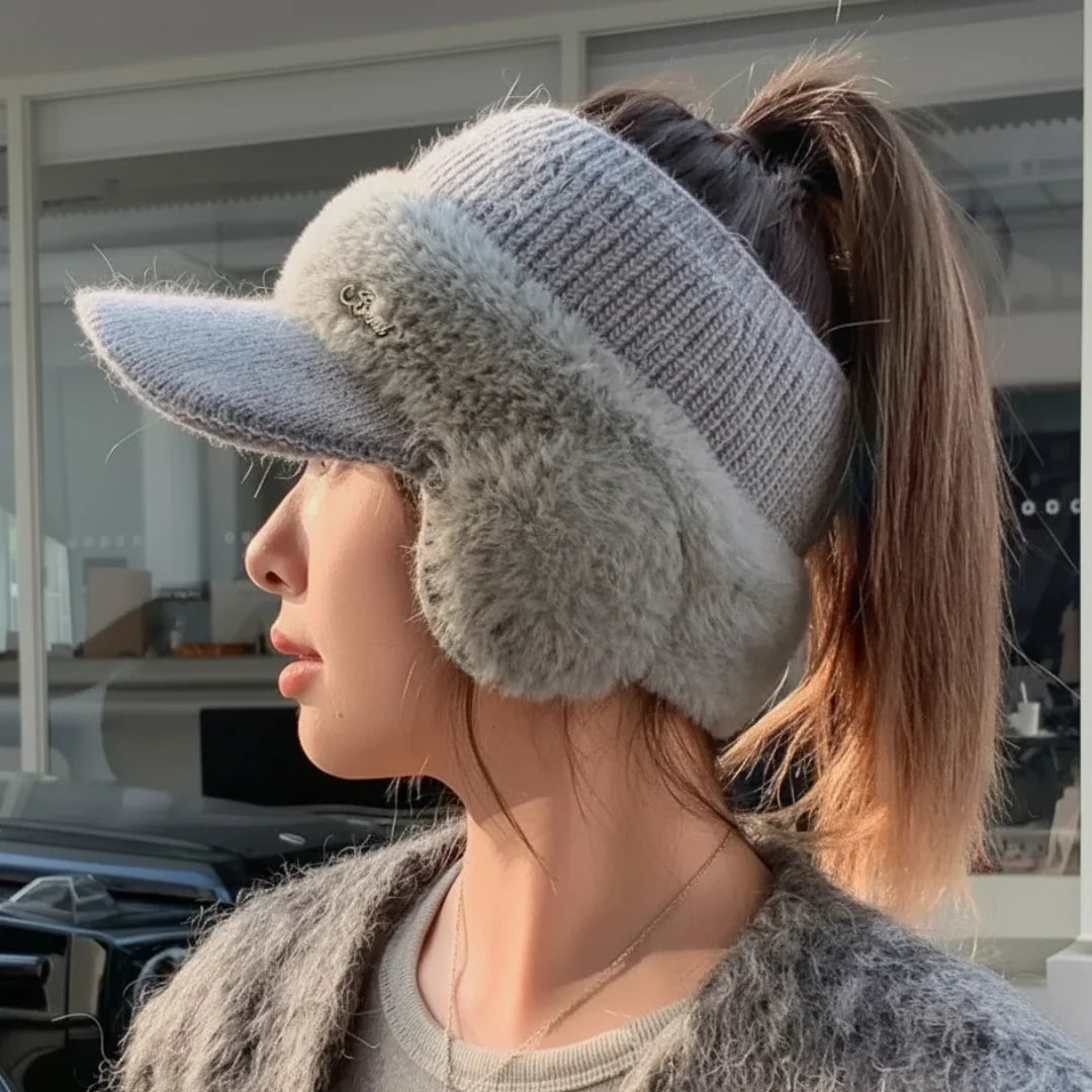 Muts – Gebreide Cap met Oorbescherming en Ponytail-Opening